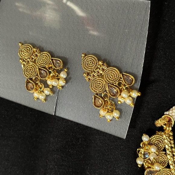 Costume jewelry Intricate design Golden with white beads Earrings included - Picture 2 of 3